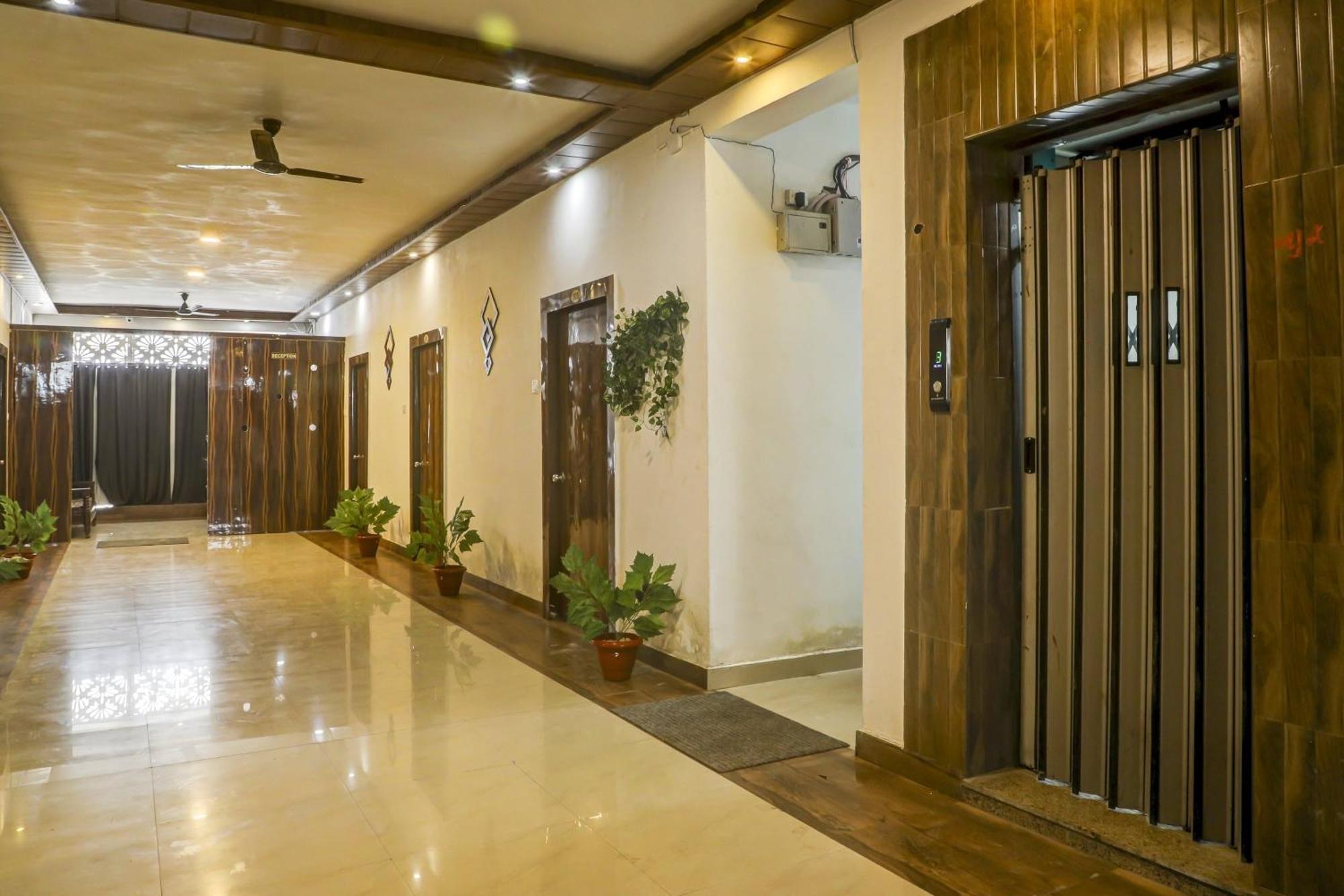 โอโย 47759 โฮเต็ล Vip Hotel โกตา ภายนอก รูปภาพ
